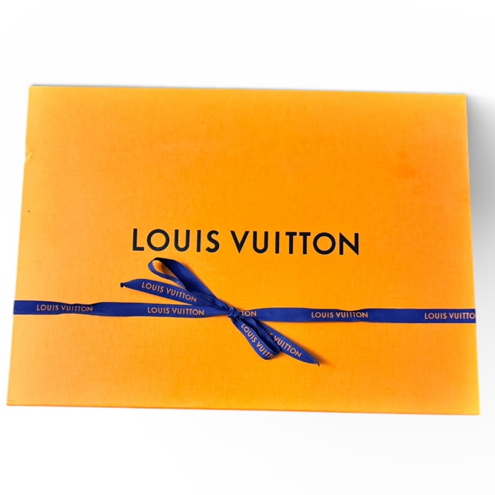 Louis Vuitton Magnet Closure Box & Ribbon - Picture 6 of 12